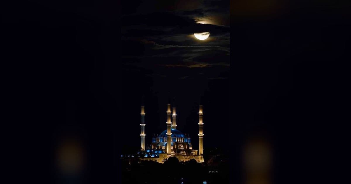 Selimiye Camii, parçalı dolunay manzarasıyla mest etti