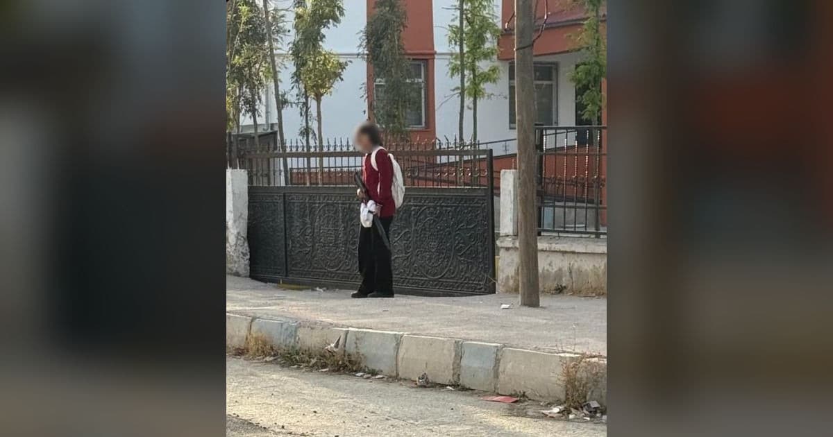 Elinde silahla okula gelen öğrenci böyle görüntülendi