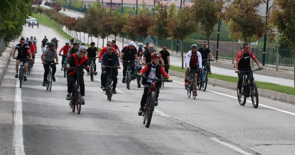 Sivas’ta bisiklet severler pedal çevirdi