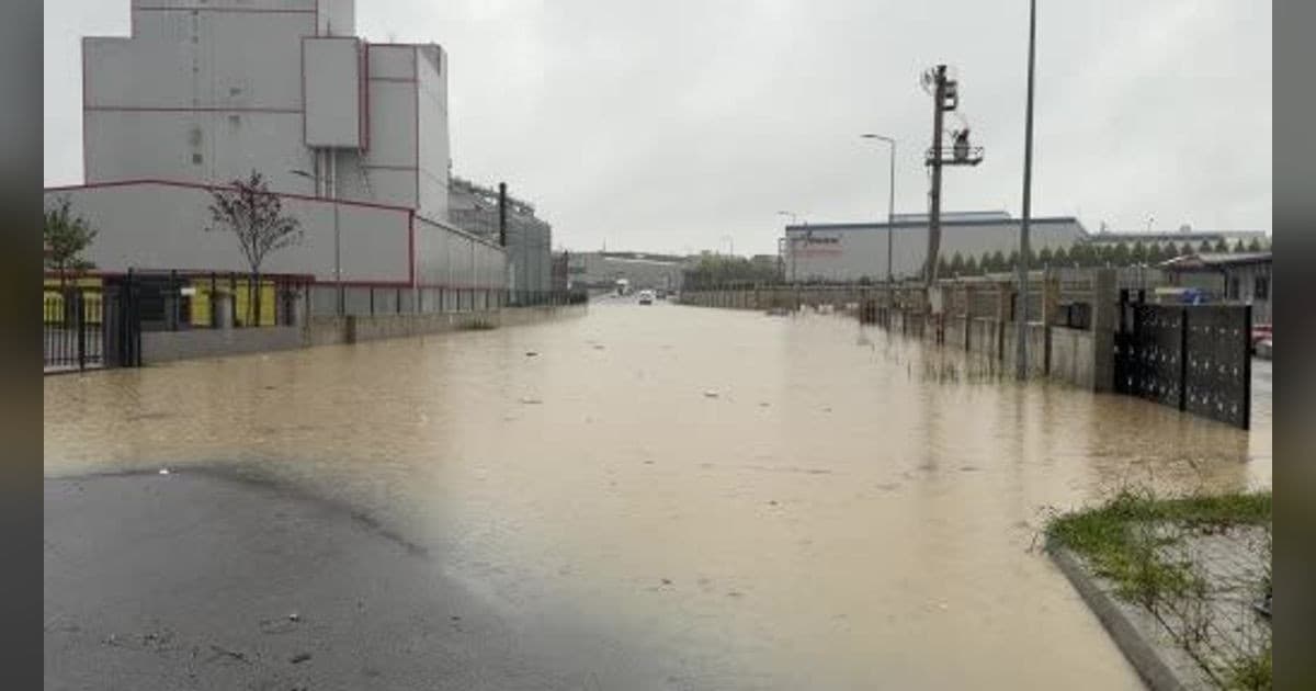 Sakarya’da sağanak hayatı felç etti: Otomobil suya gömüldü, evleri su bastı