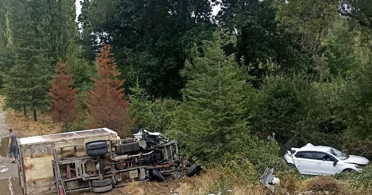 Uşak’ta kamyonet yol kenarından duran otomobile ve dışındaki abi kardeşe çarptı: 3 ağır yaralı