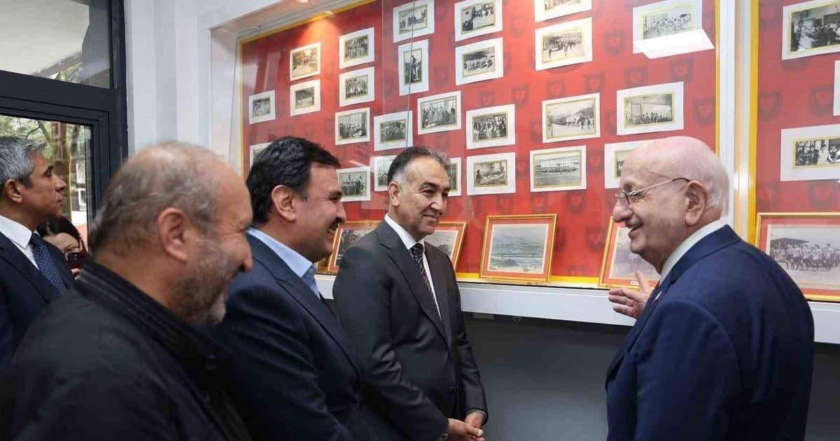 Eski TBMM Başkanı Kahraman okuduğu liseyi ziyaret etti