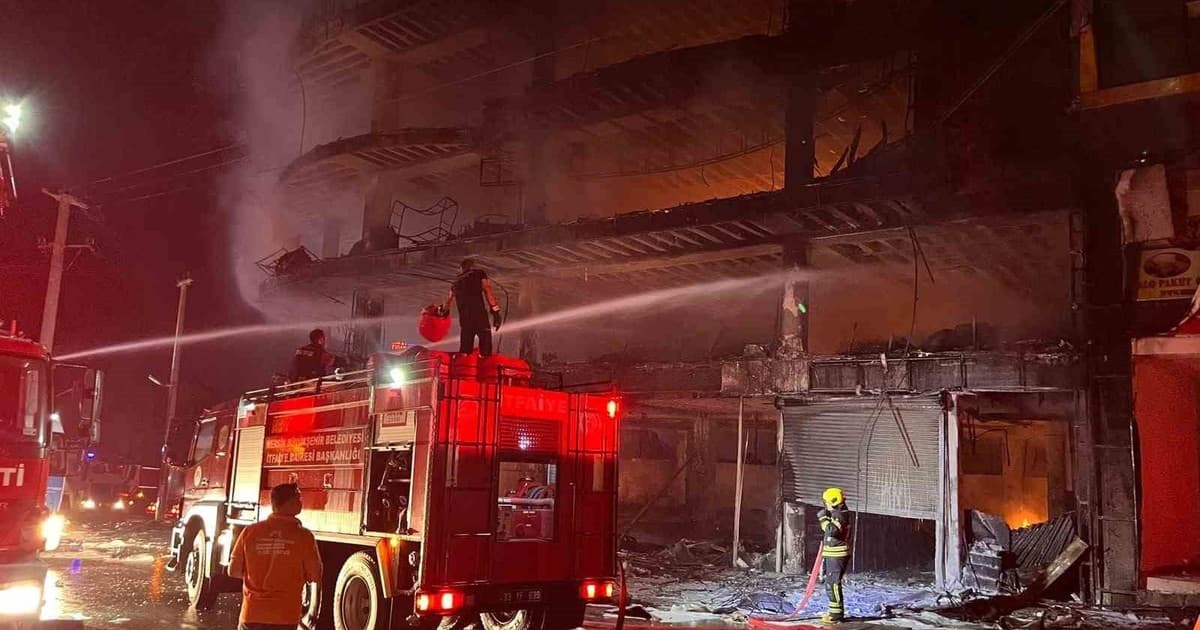 Mersin’deki mobilya mağazası yangını söndürüldü