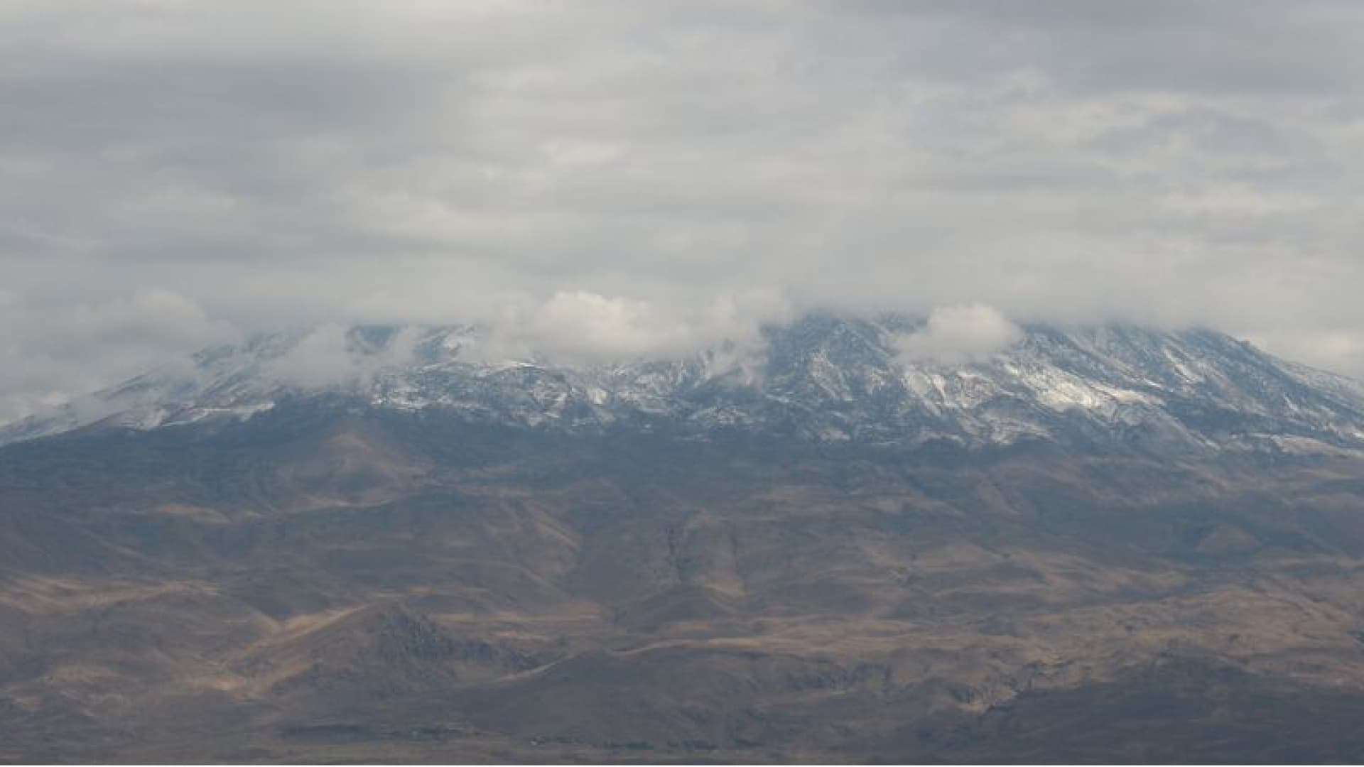 Ağrı Dağı'na mevsimin ilk karı yağdı