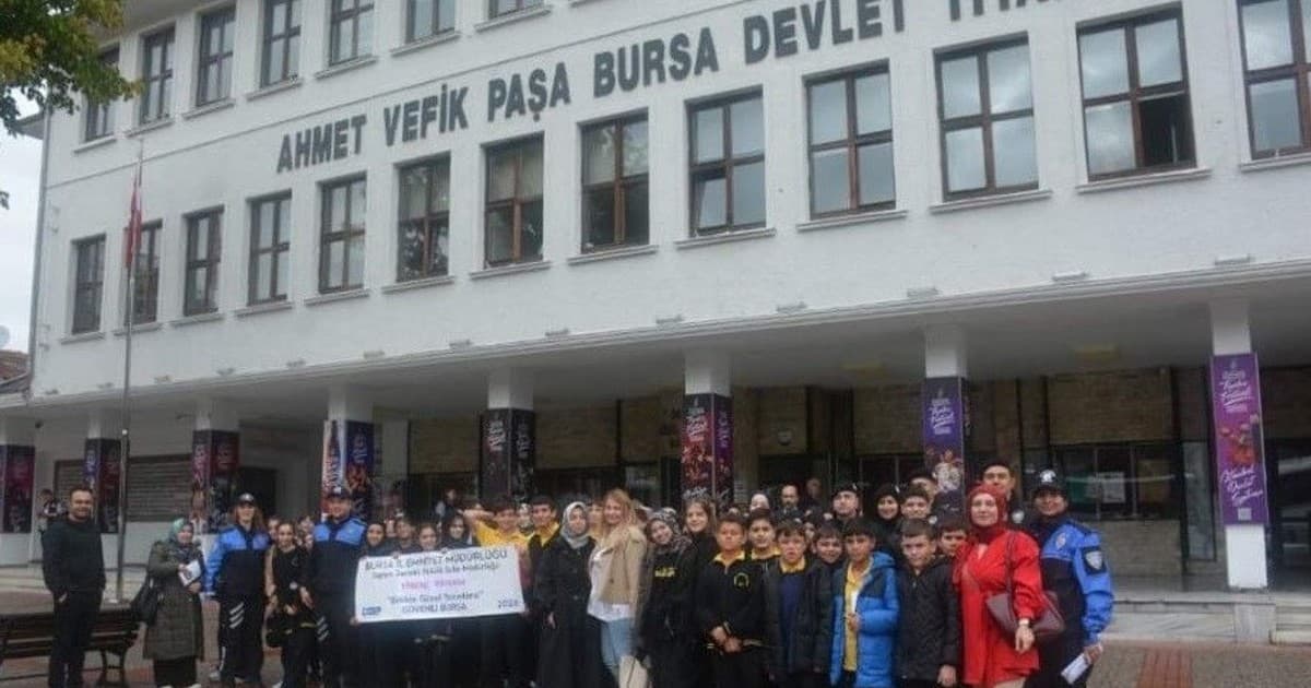 Bursa’da polisten öğrencilere tiyatro sürprizi