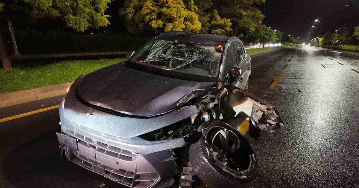 Niğde’de refüje çıkarak, ağaca çarpan SUV araç kullanılamaz hale geldi