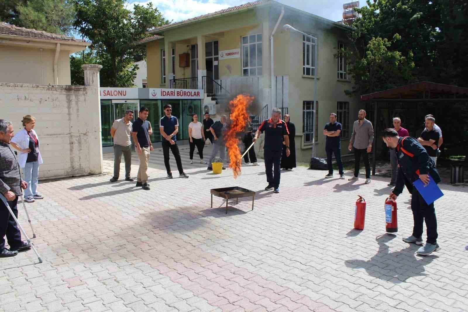 Elazığ'da Sağlık Çalışanlarına Yangın ve Afet Eğitimi Verildi