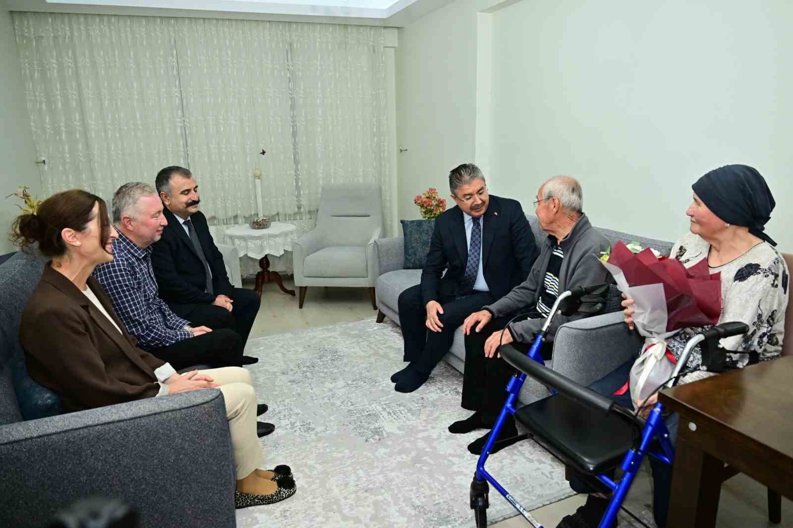 Vali Erdinç Yılmaz’dan Dünya Yaşlılar Günü’nde Anlamlı Ziyaret