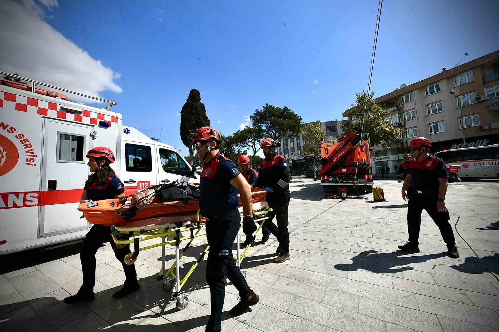İzmir'de Gerçeği Aratmayan Yangın ve Kurtarma Tatbikatı
