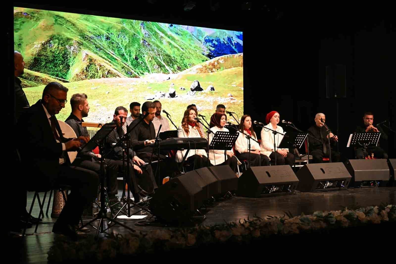 Erzurum'da Yayla Türküleri Rüzgarı: Sanatseverler Unutulmaz Bir Gece Yaşadı
