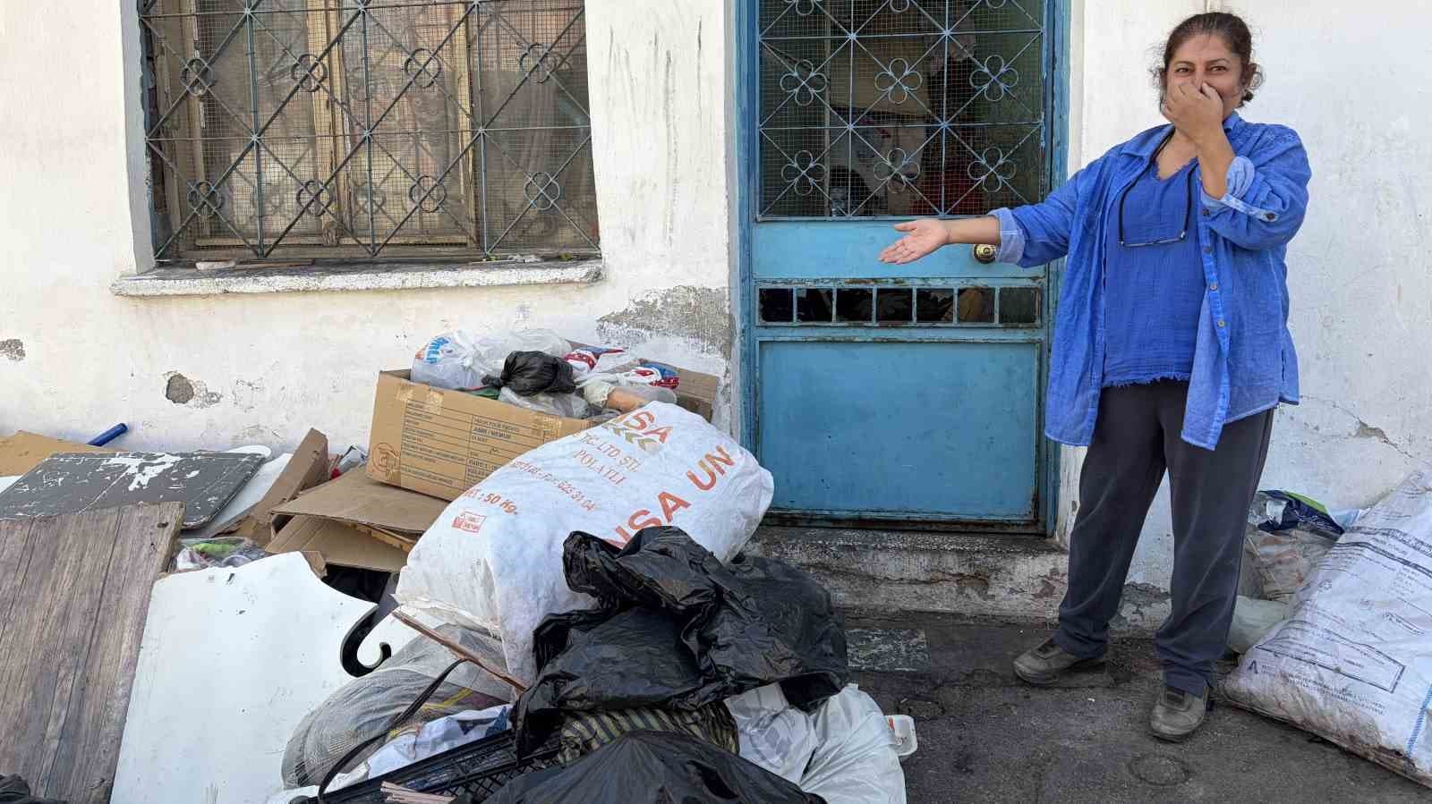 Konak'ta Çöp Ev İllallah Dedirtti: Mahalle Sakinleri Yetkililerden Acil Çözüm Bekliyor