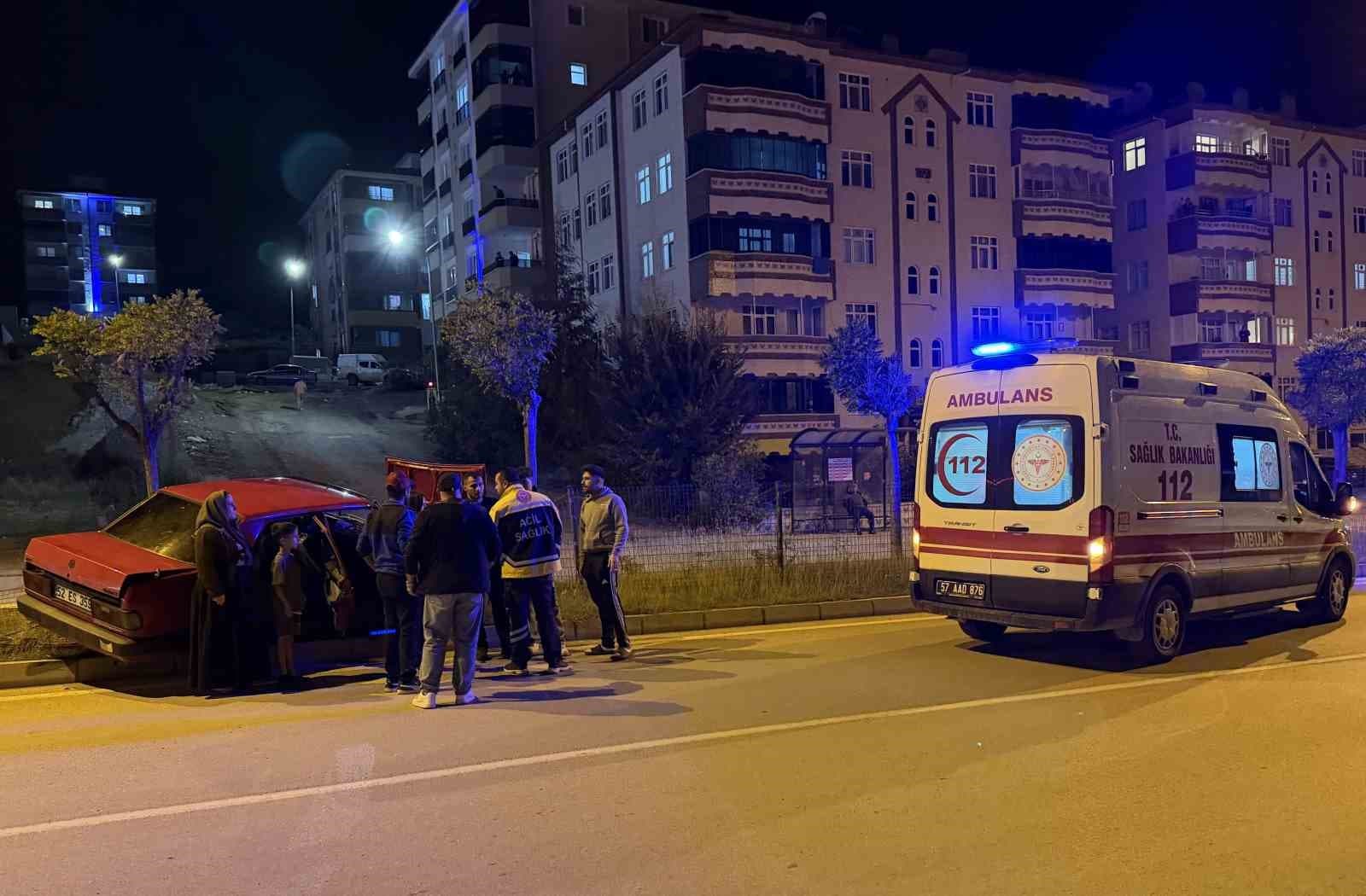 Boyabat'ta Ağaca Çarpan Otomobildeki Yolcu Yaralandı