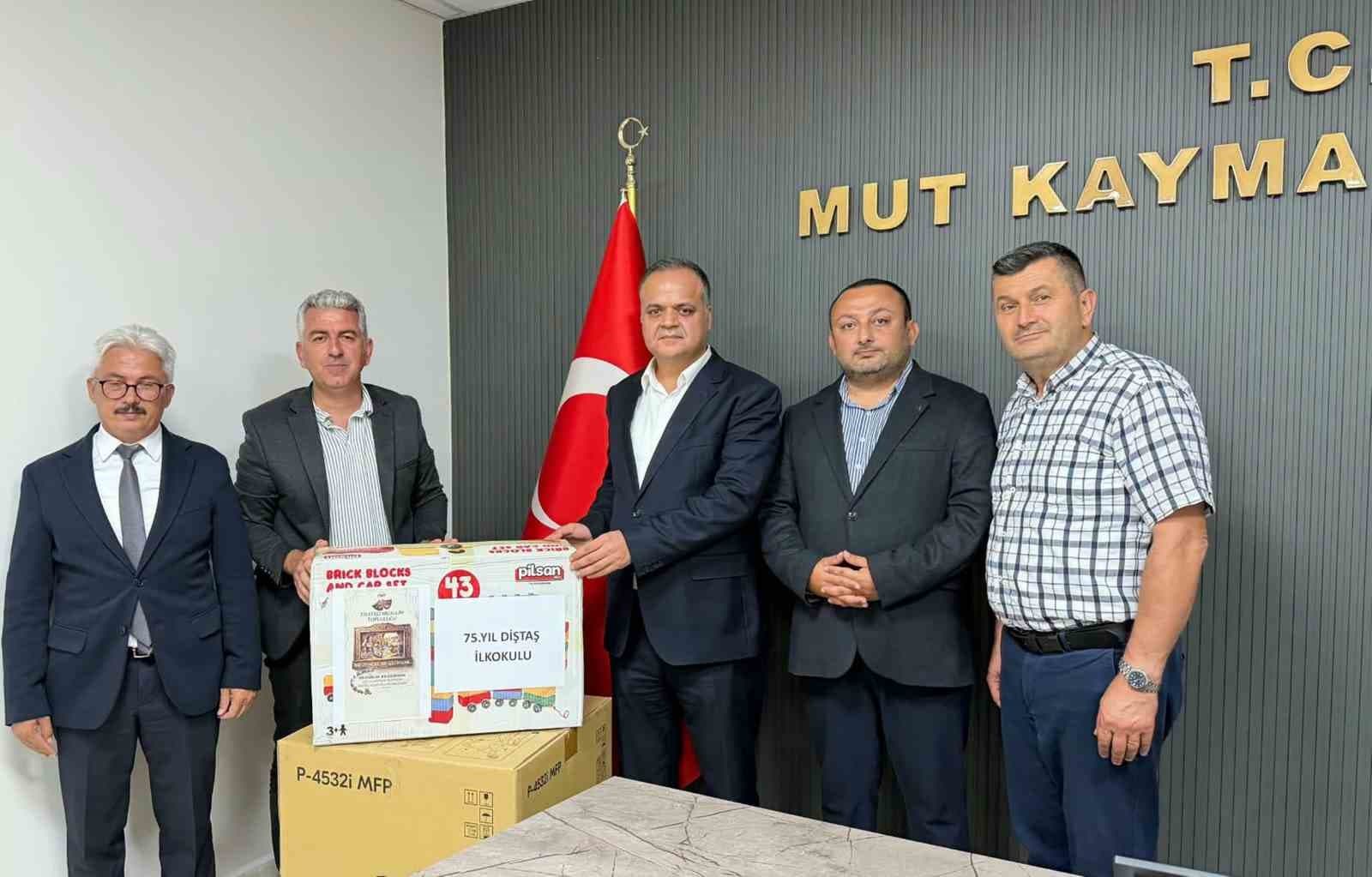 Mut’ta Tiyatro Geliriyle Alınan Oyuncaklar Öğrencilere Ulaştırıldı