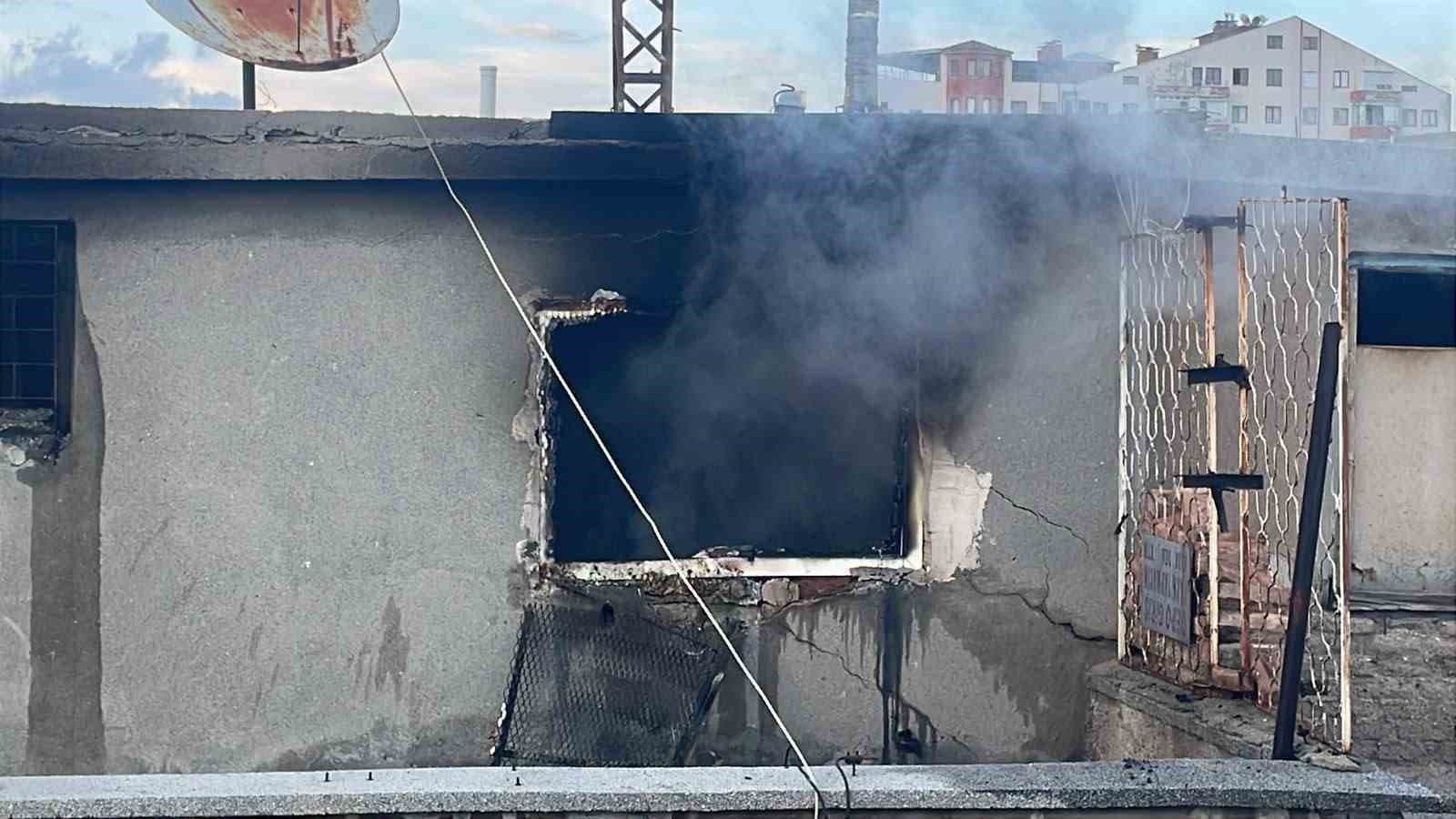 Karaman'da Çatı Katı Alevlere Teslim Oldu: Çevredekiler Merakla İzledi