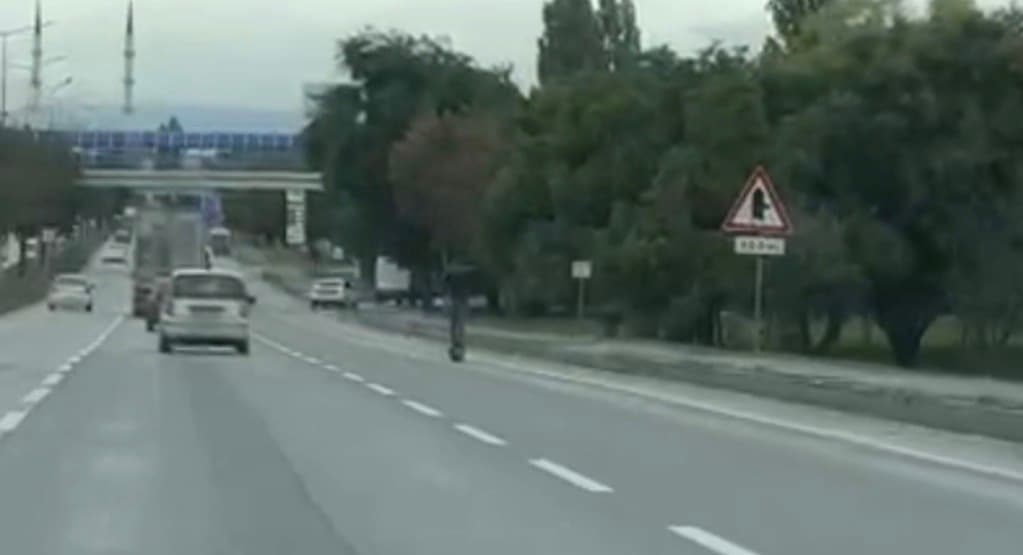 Eskişehir Çevreyolunda Kask Sız Scooter Sürücüsünden Tehlikeli Yolculuk