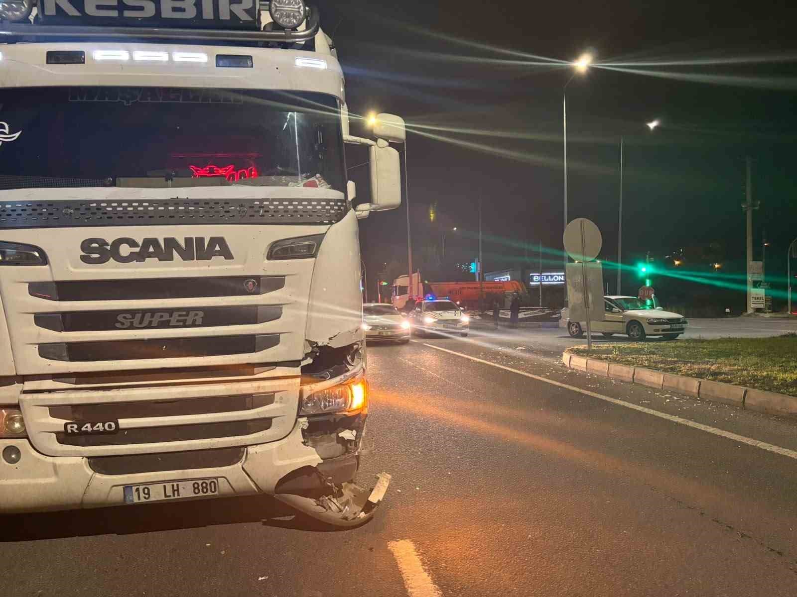 Tavşanlı'da Tır ve Otomobil Çarpıştı: Kaza Anı Kameralara Yansıdı