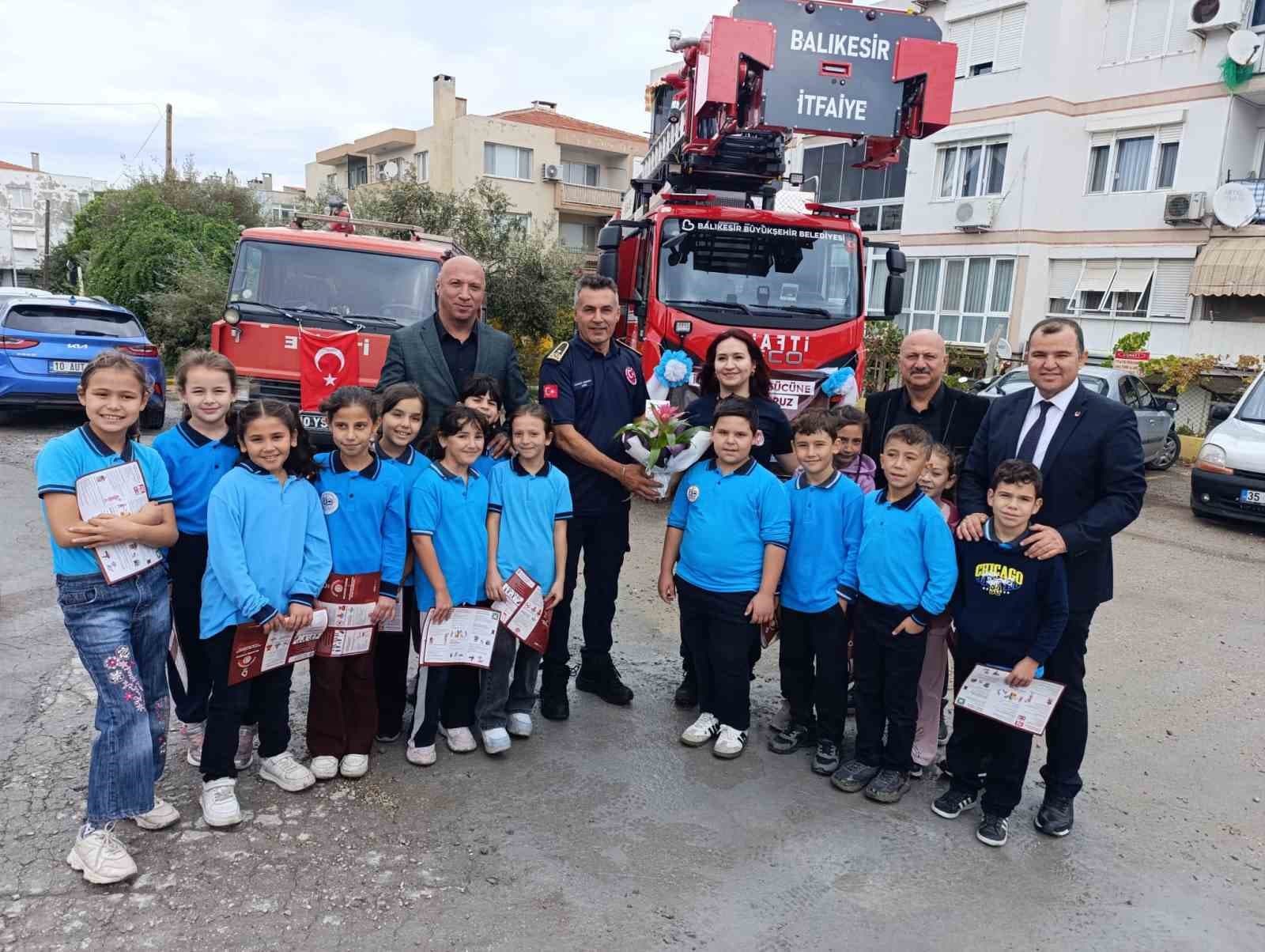 Yangından Etkilenen Miniklerden İtfaiye Ekiplerine Anlamlı Teşekkür Ziyareti