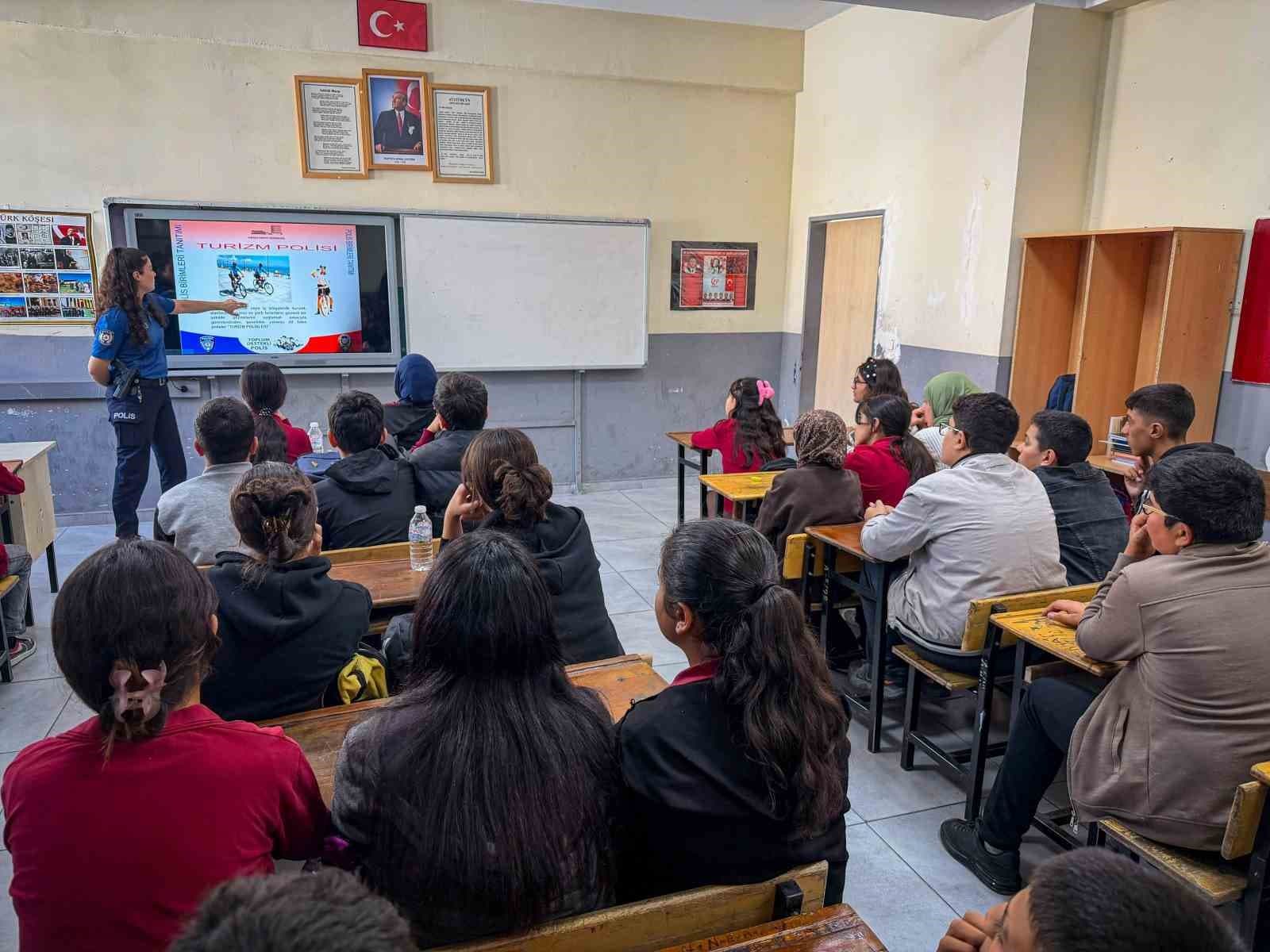 Muradiye'de Ortaokul Öğrencilerine Güvenlik ve İnternet Eğitimi Verildi