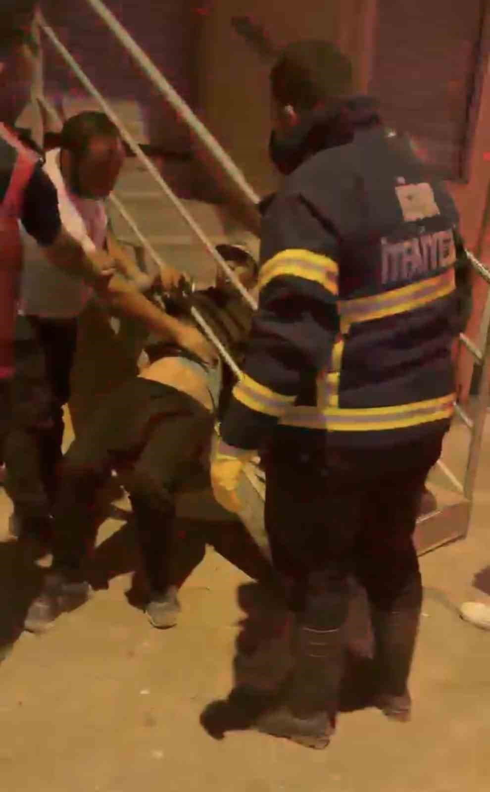 Iğdır'da Merdiven Korkuluğunda Sıkışan Kişiyi İtfaiye Kurtardı