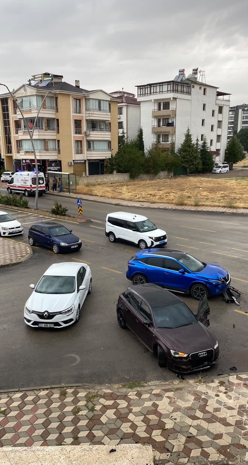 Elazığ'da İki Otomobil Çarpıştı: 3 Kişi Yaralandı