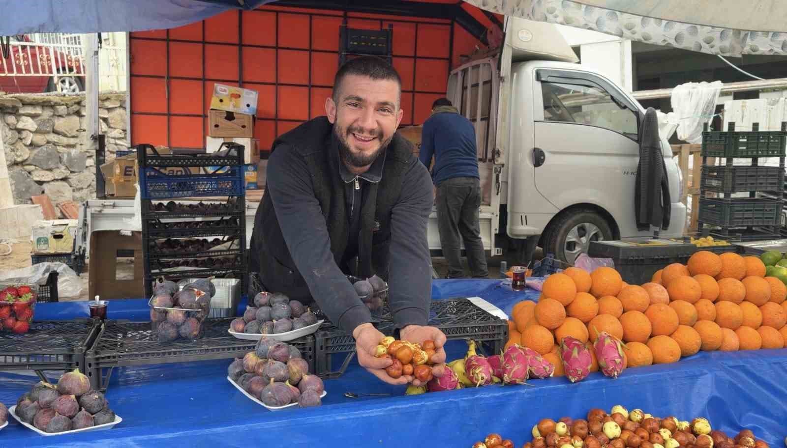 Simav’ın 'Ölümsüzlük Meyvesi' Hünnap Tezgâhlarda: Üretim Bol Ancak Fiyatlar Üreticiyi Zorluyor