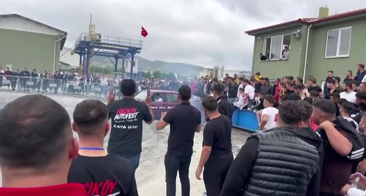 Amasya'daki drift festivalinde korku dolu anlar: Kontrolden çıkan araçlar bariyerlere daldı