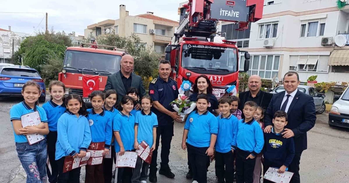 Ayvalıklı Öğrencilerden İtfaiye Personeline Anlamlı Teşekkür Ziyareti