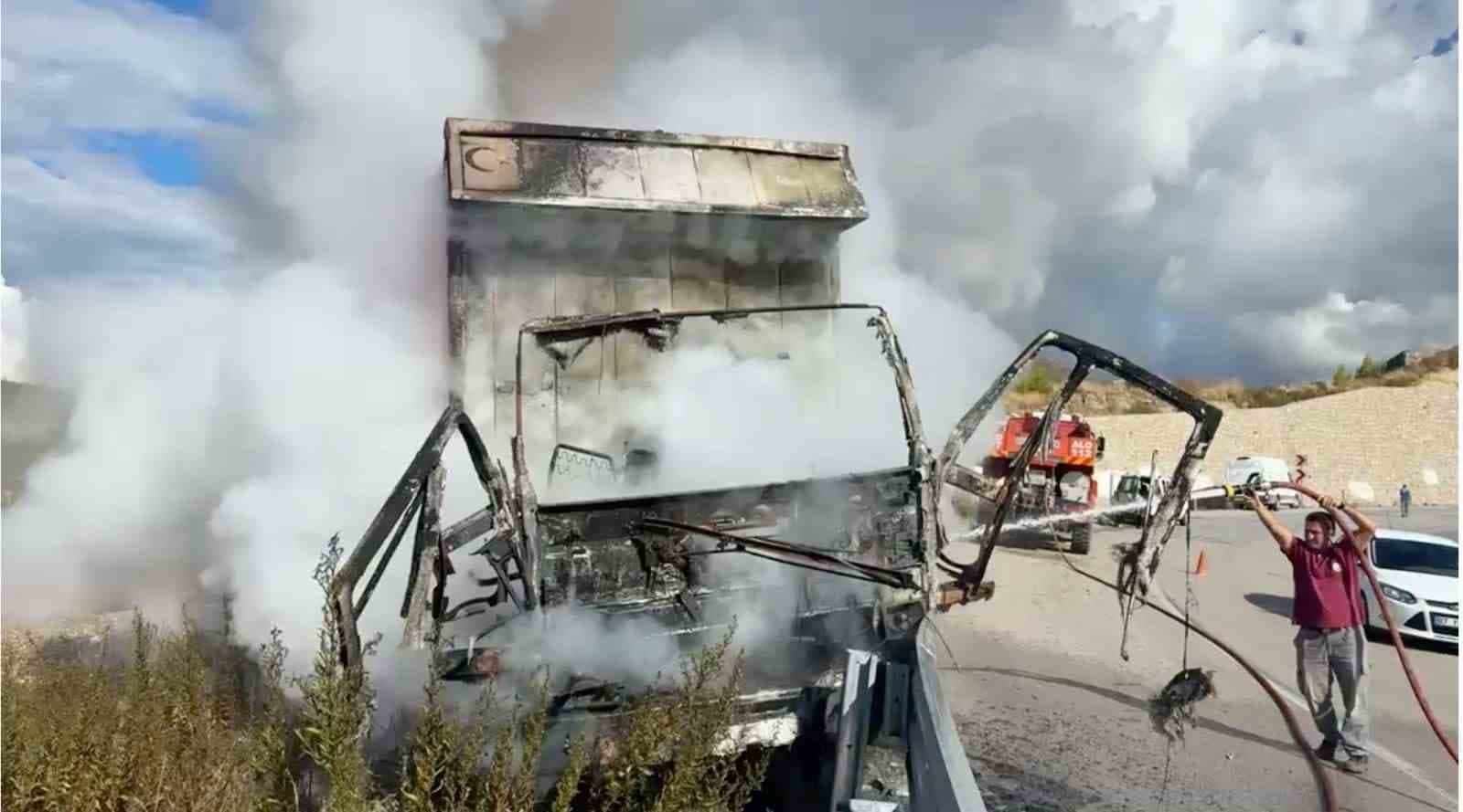 Antalya'da Alev Alan Kamyonun Sürücüsünden Büyük Fedakarlık: Facia Son Anda Önledi