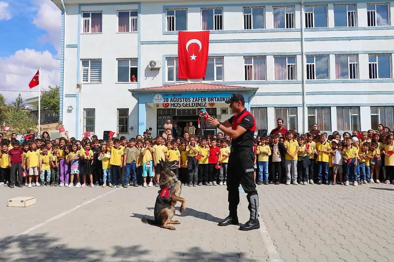 Jandarma Ekipleri Siirt'te Öğrencilere Güvenlik ve Farkındalık Eğitimi Düzenledi