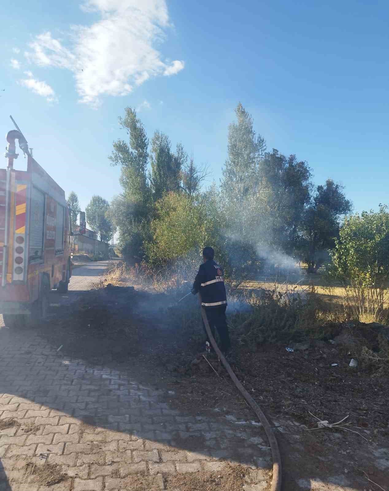 Gevaş'ta Alev Alan Otluk Alan İtfaiye Ekiplerince Söndürüldü