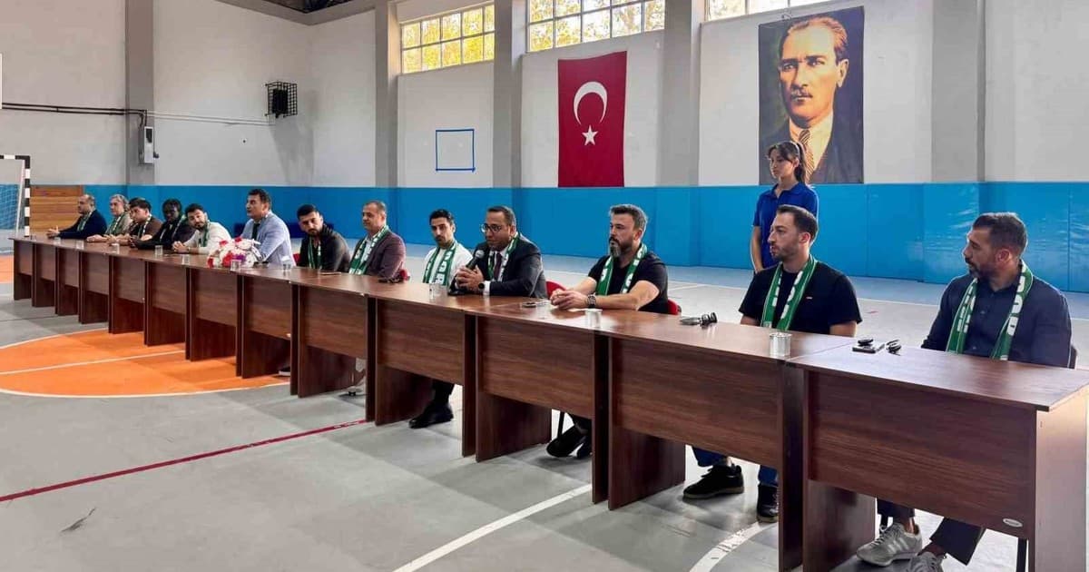 Muğlaspor Yönetimi ve Futbolcuları Genç Sporcularla Bir Araya Geldi