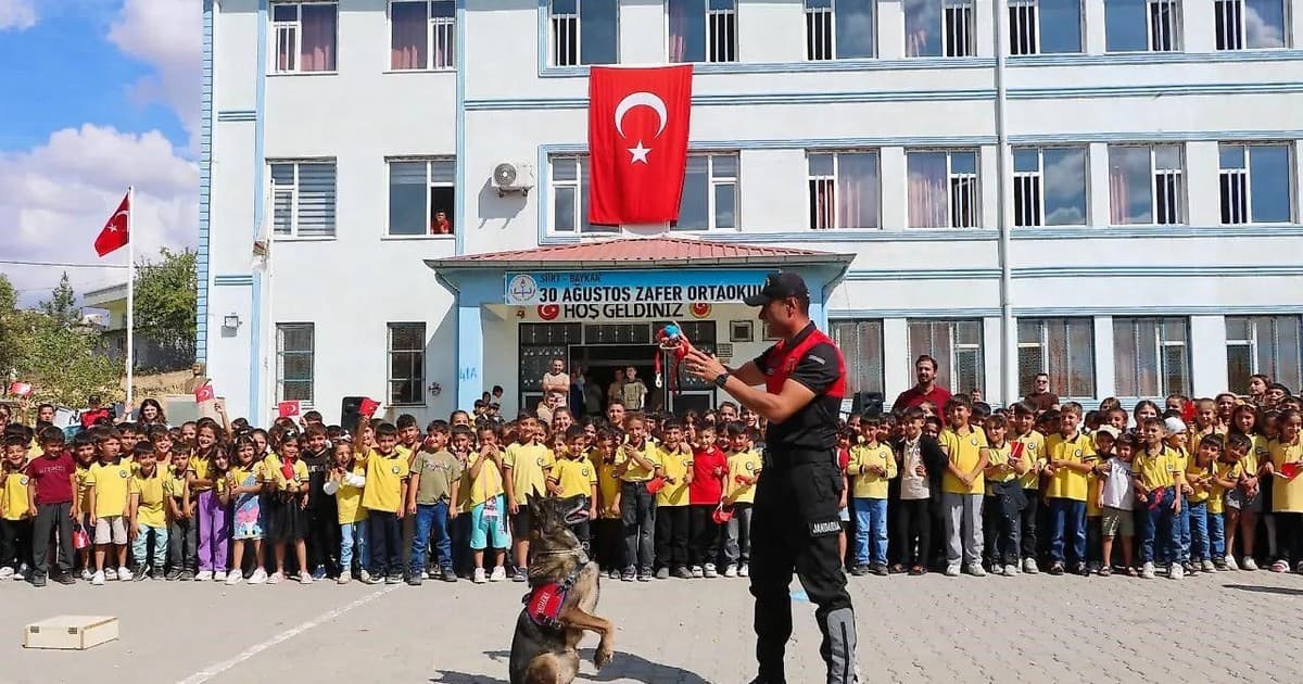 Baykan'da 600 Öğrenciye Jandarmadan Trafik ve Siber Güvenlik Eğitimi