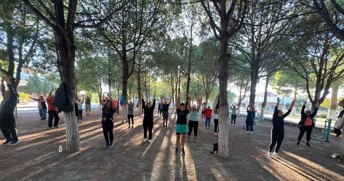 Kuşadası'nda Sporseverler Sabah Yürüyüşünde Buluştu