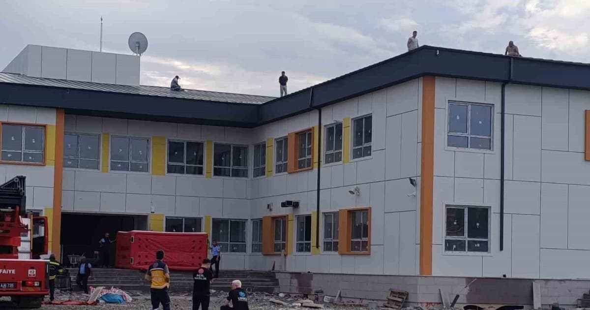 Gaziantep'te Ücretlerini Alamayan 4 İşçinin Çatıdaki Eylemi 24 Saattir Sürüyor
