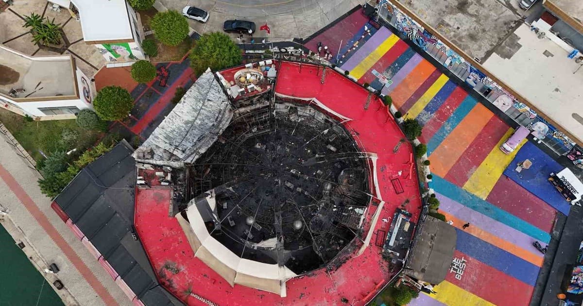 Alanya Yat Limanı'ndaki Eğlence Mekanı Yangında Kullanılamaz Hale Geldi
