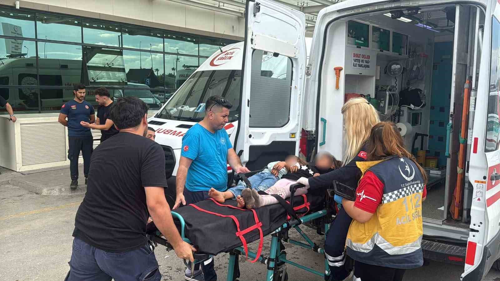 Mersin'de Feci Kaza: Tarım İşçilerini Taşıyan Minibüs ile İki Tır Çarpıştı, 11 Yaralı