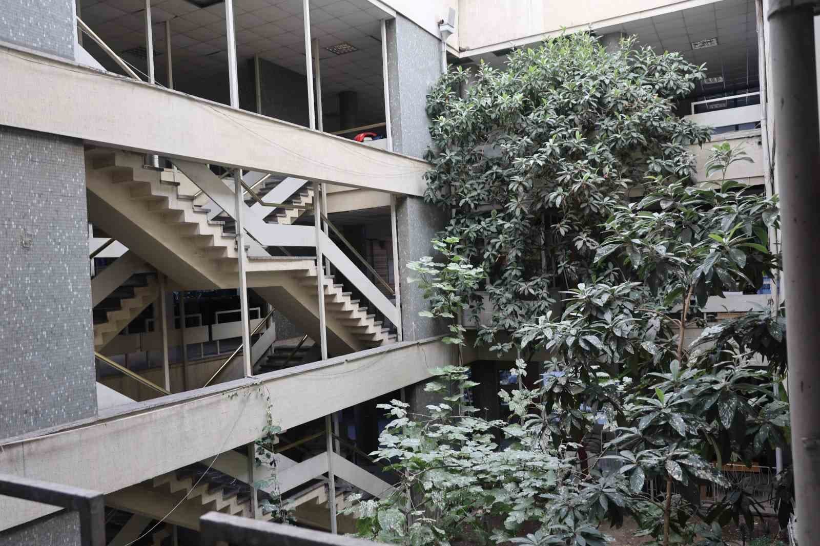Konya'daki Tarihi İş Hanının Merkezinde Yetişen Ağaçlar Görenleri Şaşırtıyor