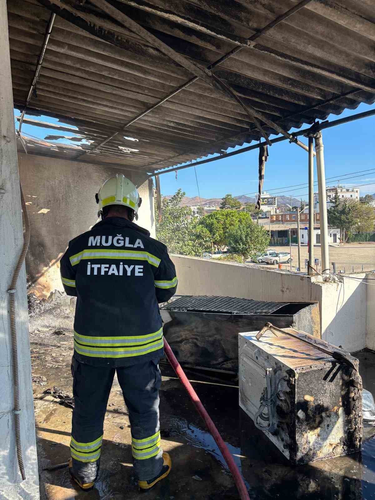 Bodrum'da Teras Katında Çıkan Yangın İtfaiye Ekiplerince Söndürüldü