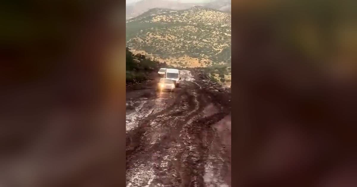 Pervari'de Sağanak Ulaşımı Vurdu: Araçlar Çamura Saplandı
