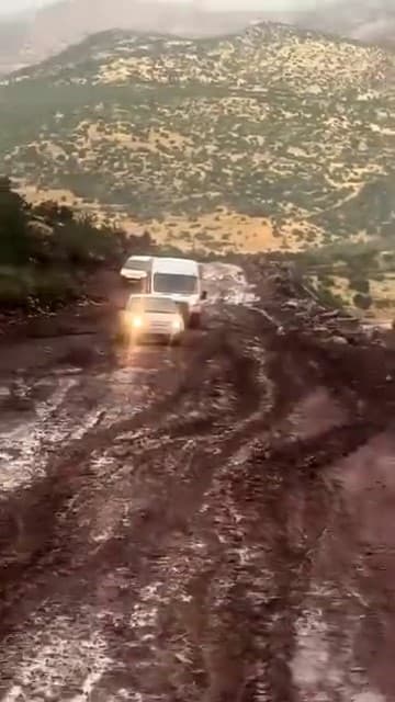 Pervari'de Sağanak Ulaşımı Vurdu: Araçlar Çamura Saplandı