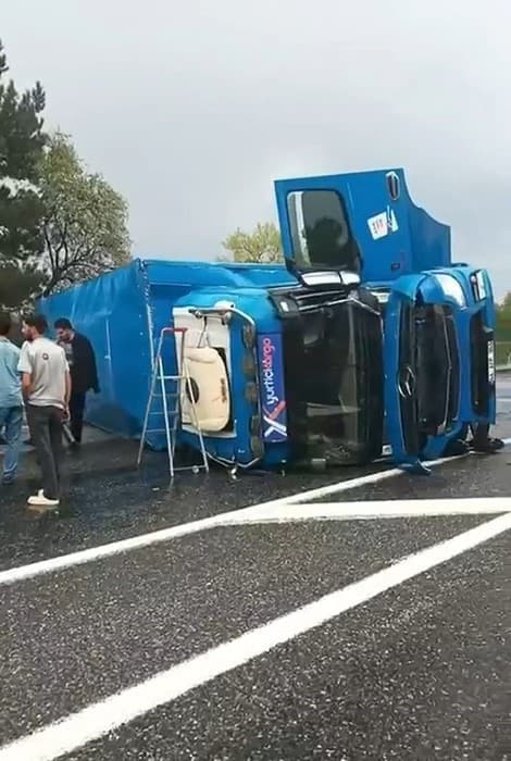Elazığ'da Yağış Nedeniyle Kayganlaşan Yolda Kargo Tırı Devrildi: 1 Yaralı