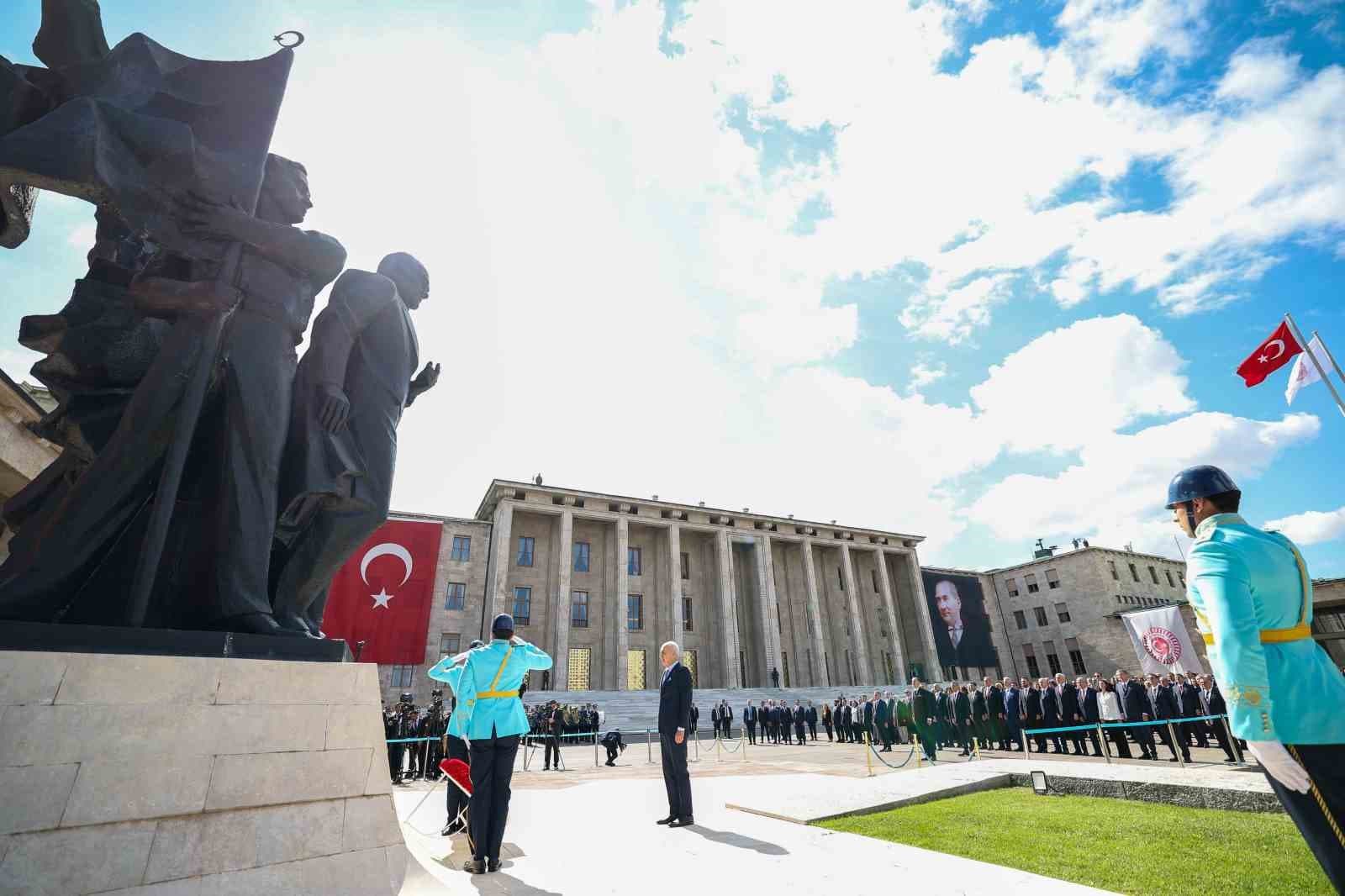 TBMM'de Yeni Yasama Yılı Atatürk Anıtı'na Çelenk Sunumuyla Başladı