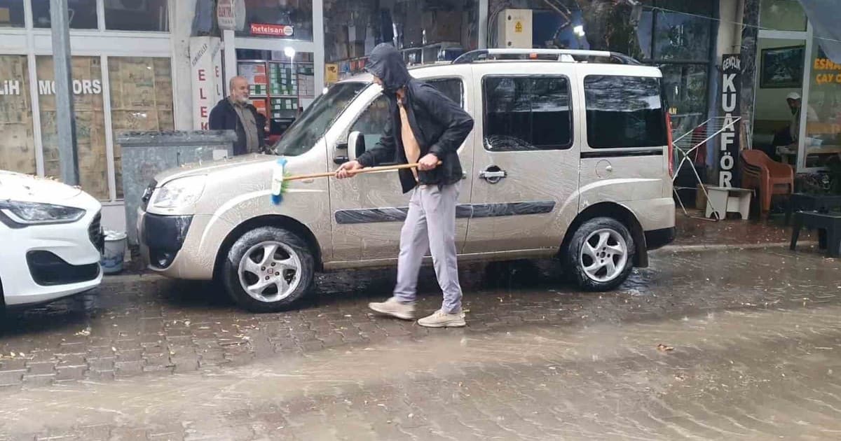 Sağanak Yağışı Fırsat Bilen Sürücü Aracını Köpükleyerek Yıkadı