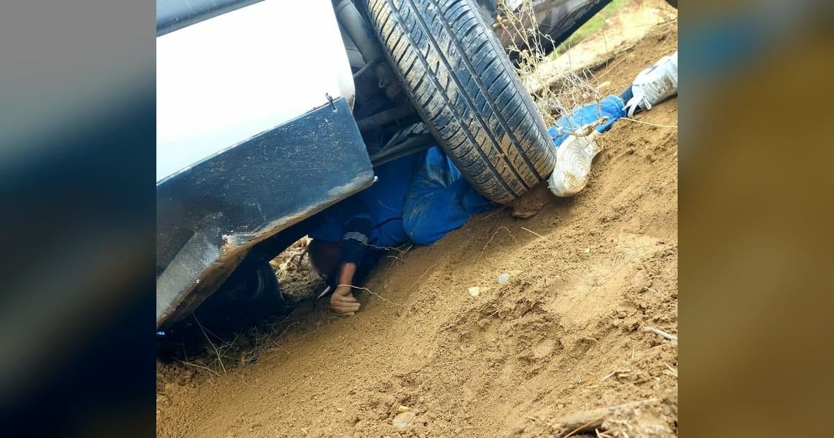 Denizli'de Hareket Eden Aracını Durdurmak İsteyen Sürücü Uçuruma Yuvarlandı