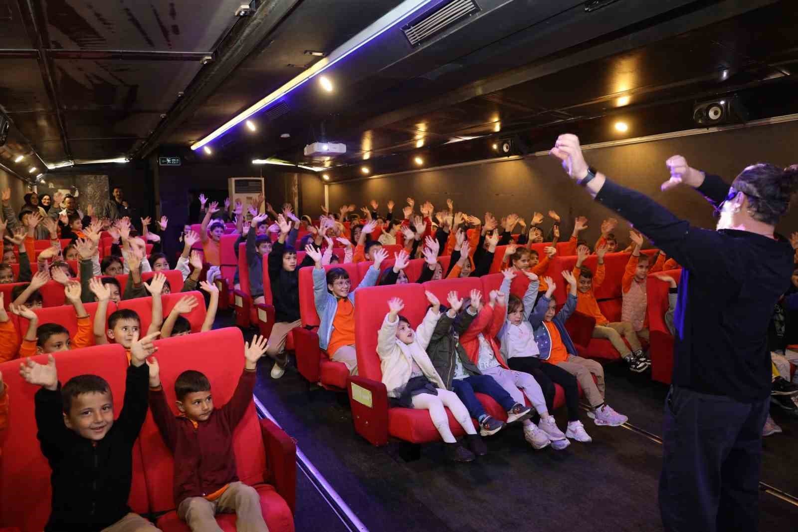 Gezen Sinema Tırı Kaynaşlılı Öğrencilere Sinema Keyfi Yaşattı