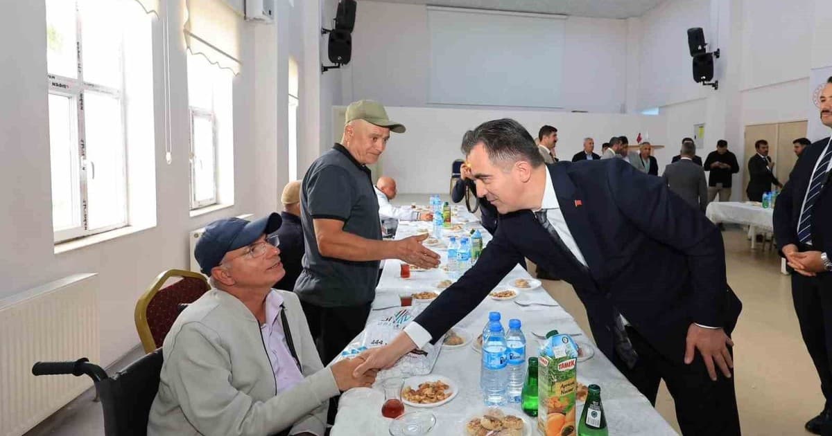 Bitlis Valisi Ahmet Karakaya'dan Ahlat'taki Yaşlılara Anlamlı Ziyaret