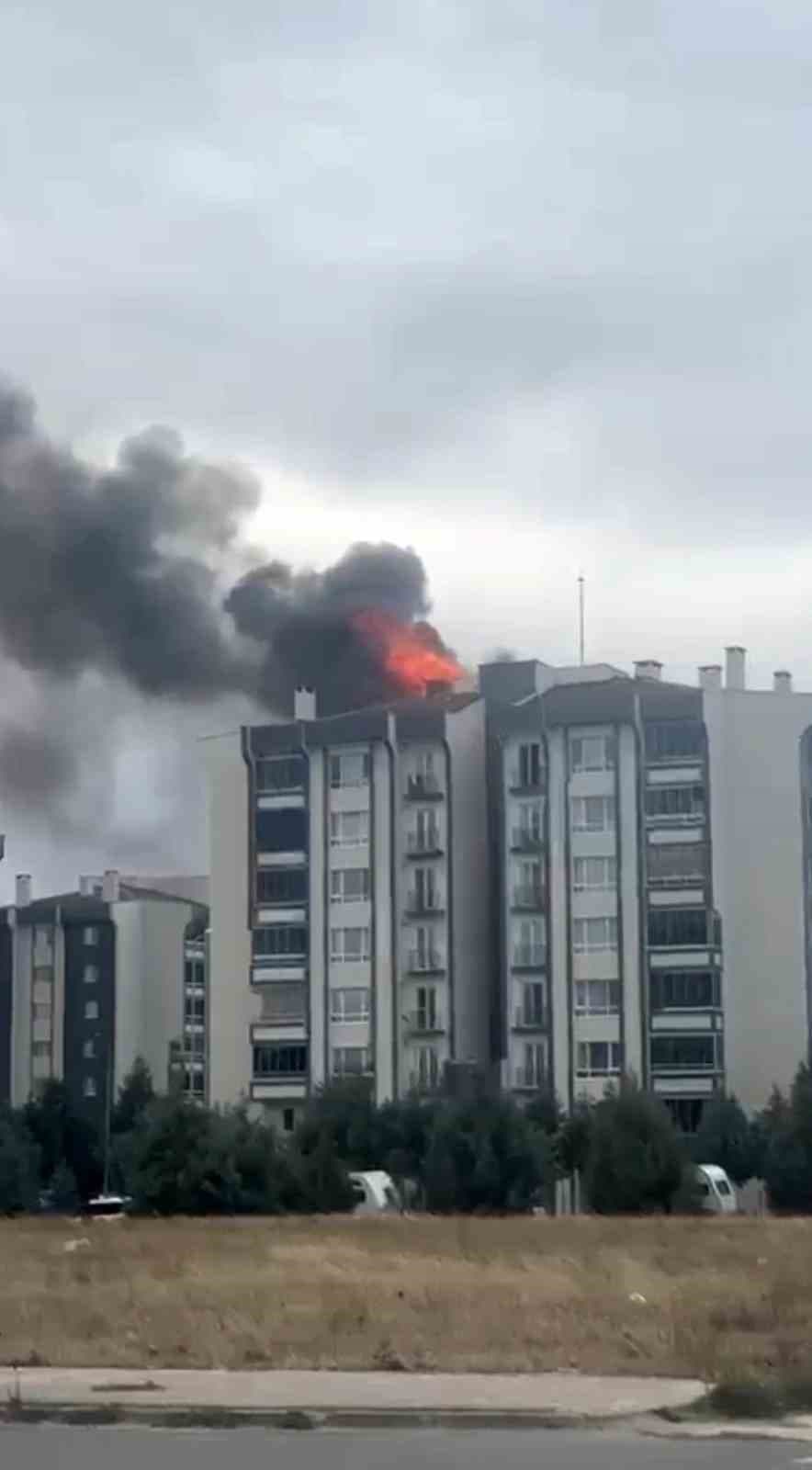 Lüleburgaz'da Toplu Konutlarda Çatı Yangını Panik Yarattı