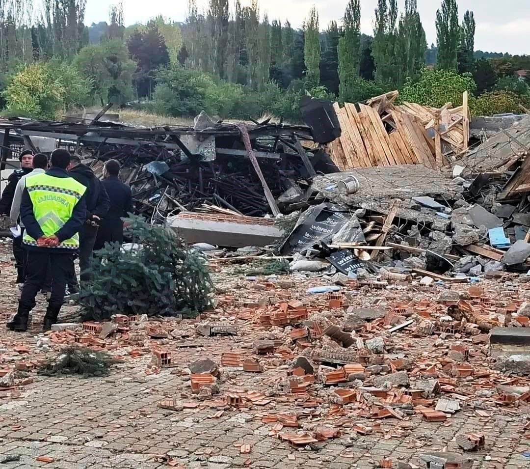 Emet'te Kazan Dairesi Patladı: Bina Çöktü, Şans Eseri Yaralanan Olmadı