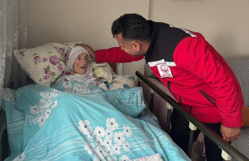 Erzurum'da 114 Yaşındaki Salli Nineye Anlamlı Ziyaret