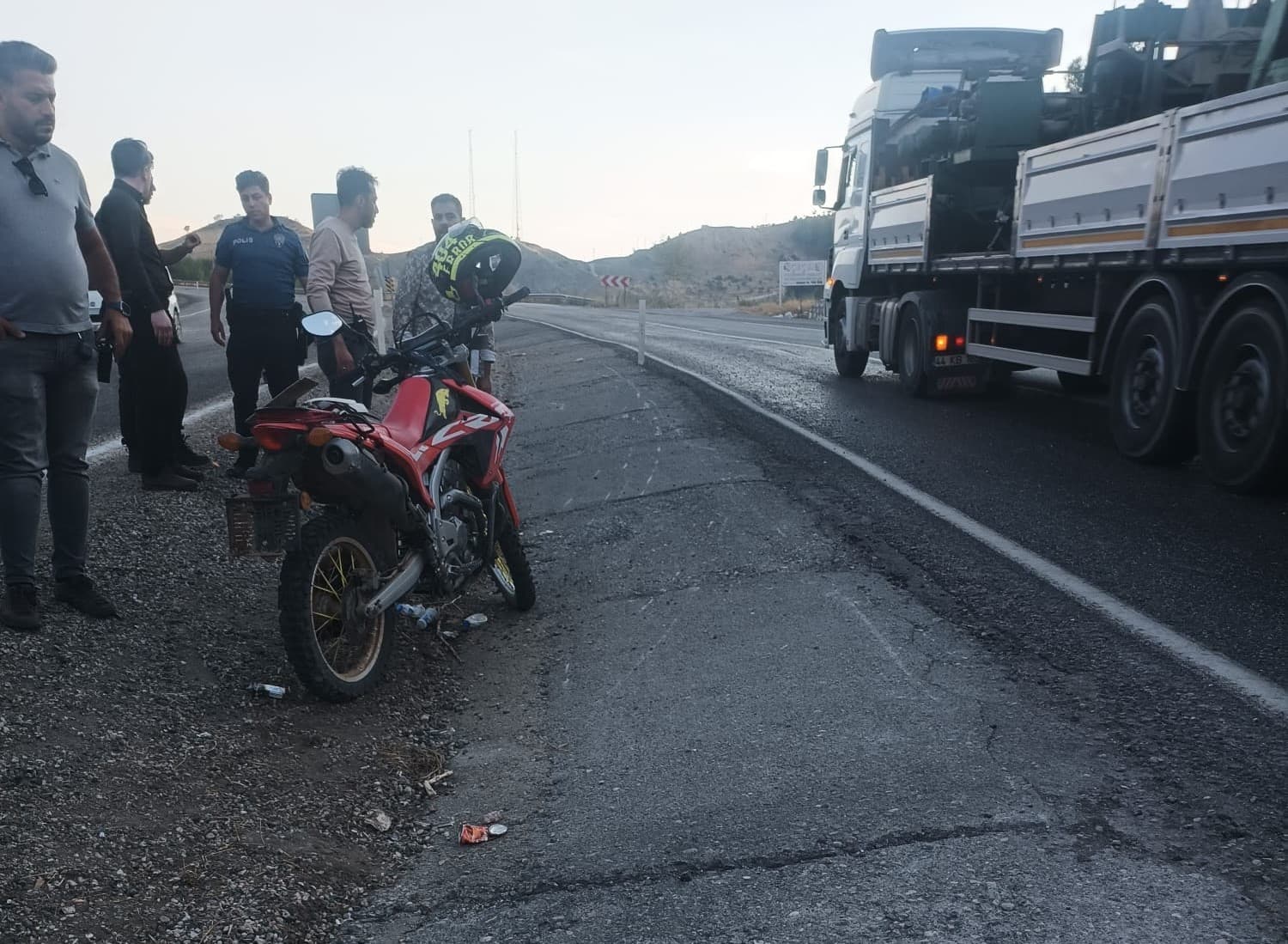 Gölbaşı'nda Motosiklet Kazası: Sürücü Bariyerlere Çarparak Yaralandı